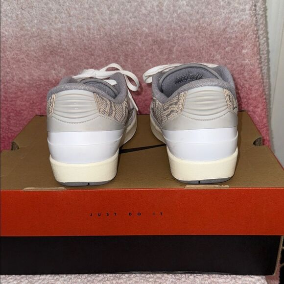Air Jordan Retro 2 White Gray Athletic Shoes main image 4